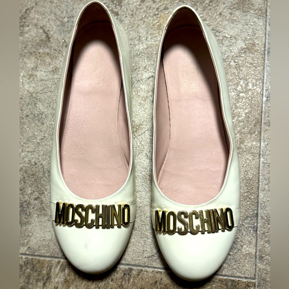 Moschino woman’s white ballet flats with gold accents